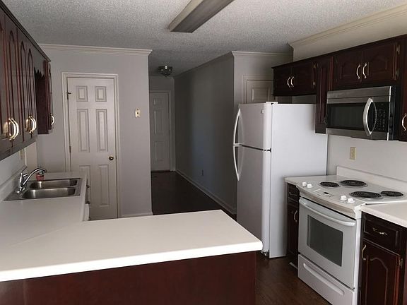 Nice eat in Kitchen. Plus separate dining room.