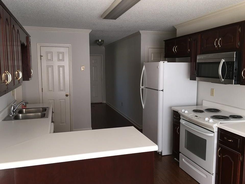 Nice eat in Kitchen. Plus separate dining room.