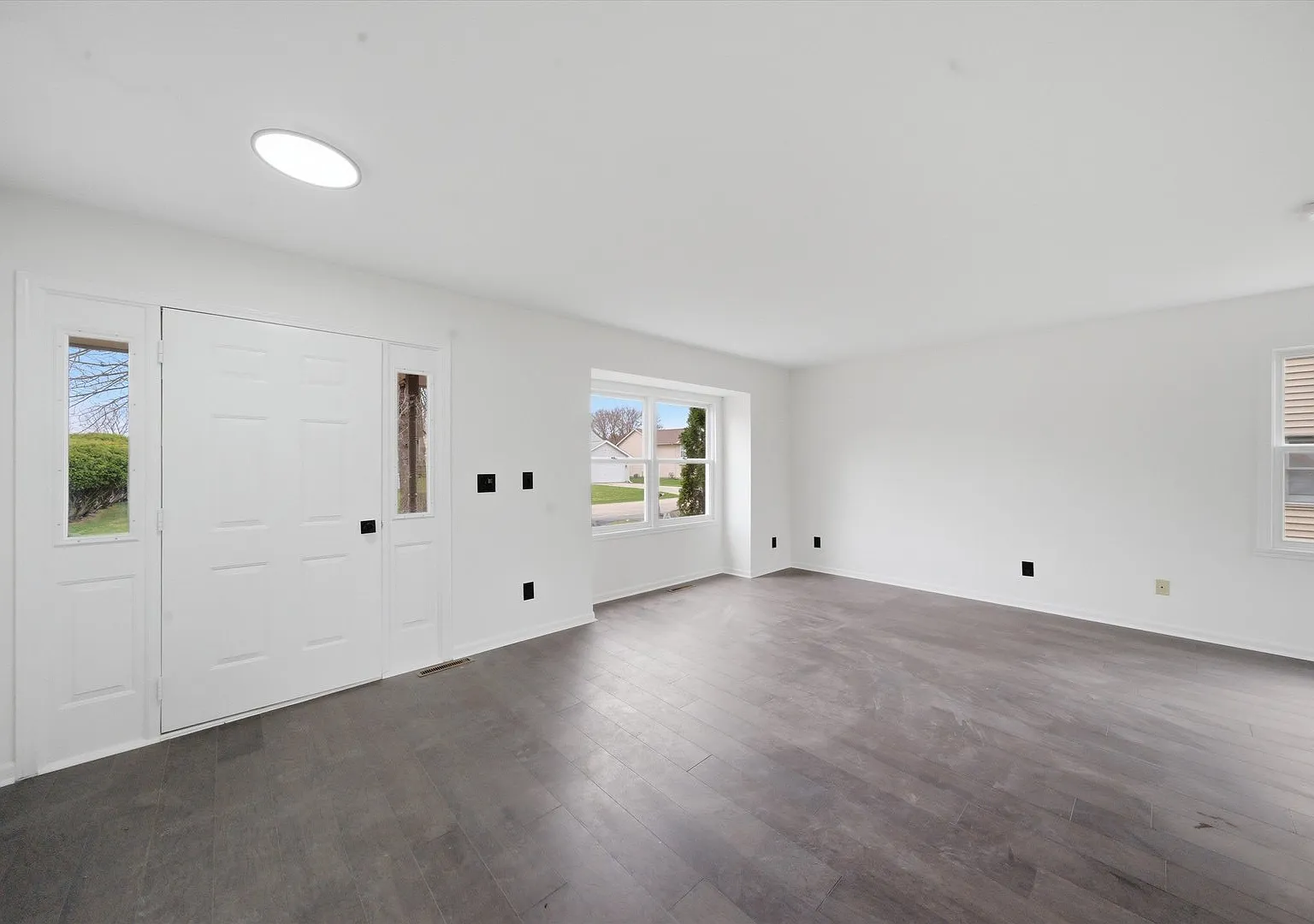 3 bed, 1.5 bath, 1440 sqft, $2,175 — Photo 3