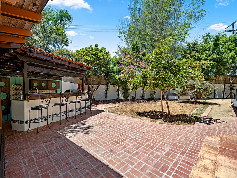 8302 S Sepulveda Blvd — Photo 8