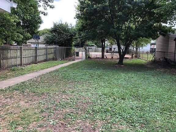 3rd image of 2204 Woodlawn Ave