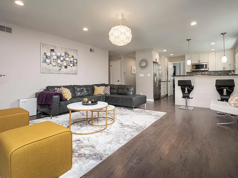 1126 Blythe St — Photo 12