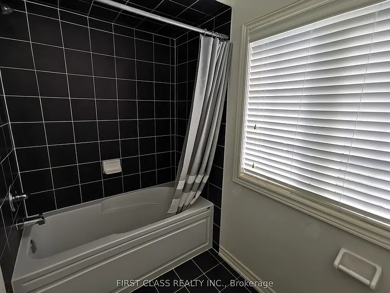 1140 Stuffles Cres — Photo 23