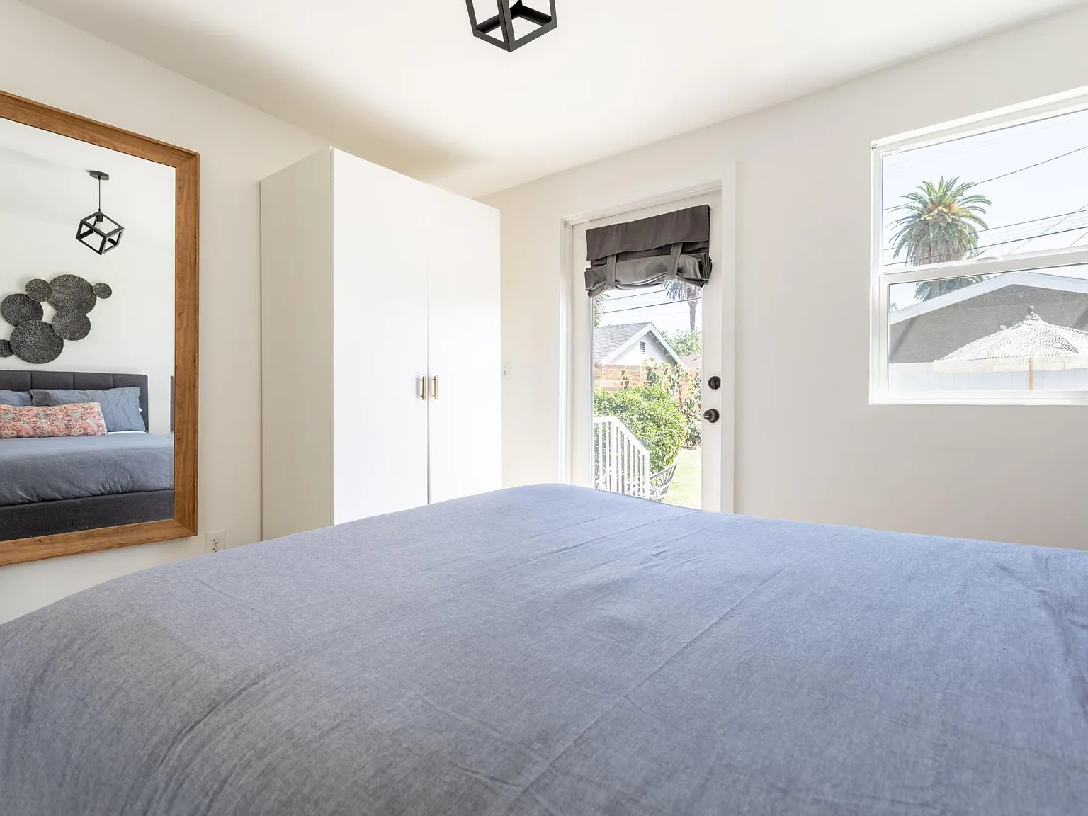 2918 S Harcourt Ave — Photo 3