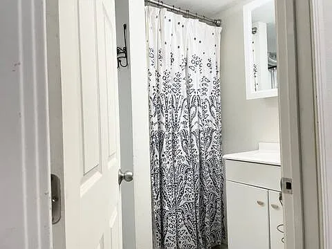 619 N Hawthorn St — Photo 5