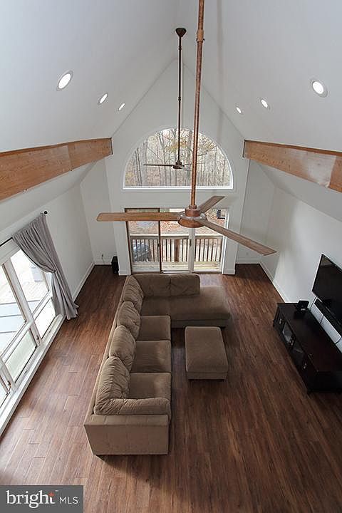 Large bonus room- great for entertaining