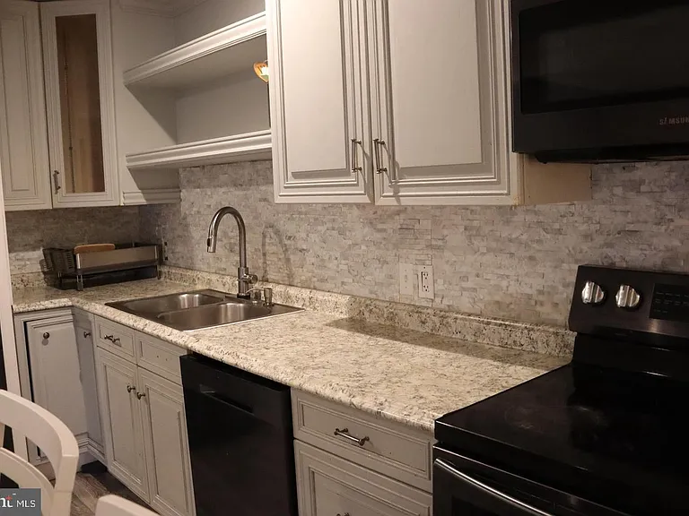 410 Winters Ln — Photo 3