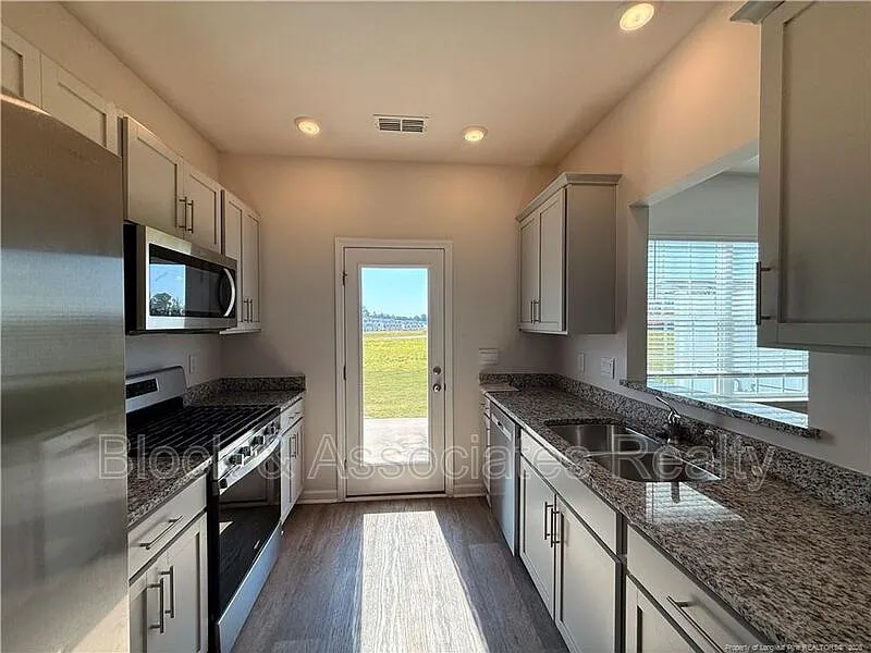 3 bed, 2.5 bath, $1,650 — Photo 4