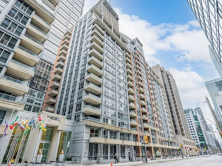 250 Wellington St W #Penthouse 36 — Photo 1