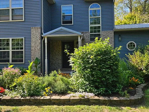 5 Woodmere Dr, Paris, IL 61944