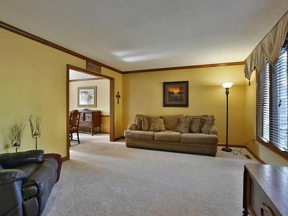 4th image of 231 Woodedge Cir W
