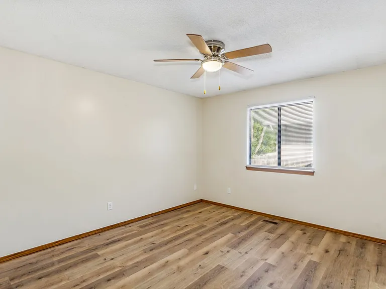 221 N Osage Rd — Photo 7