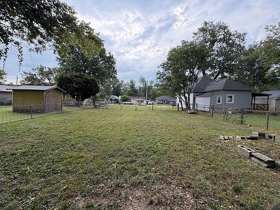 4th image of 1223 N Forest Avenue