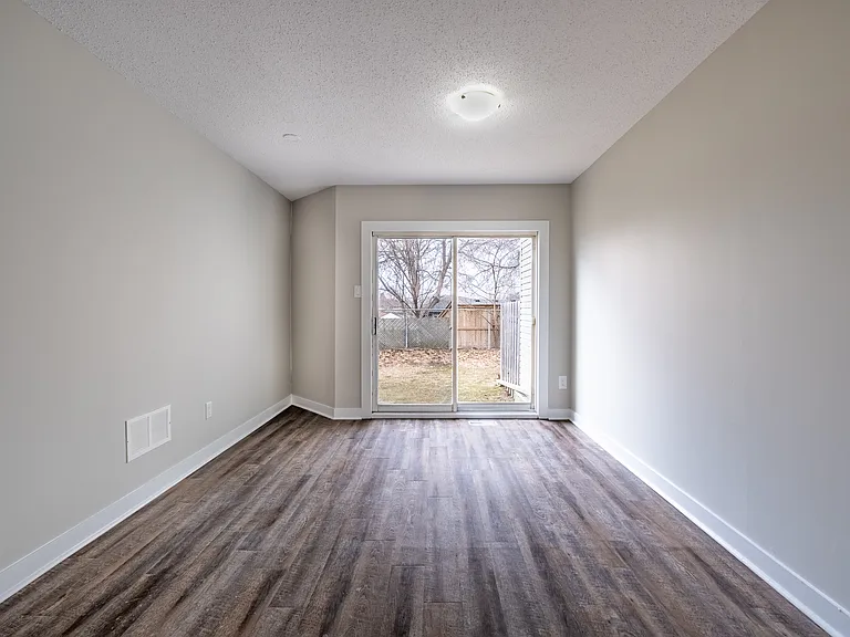 15 Millwood Cres — Photo 12