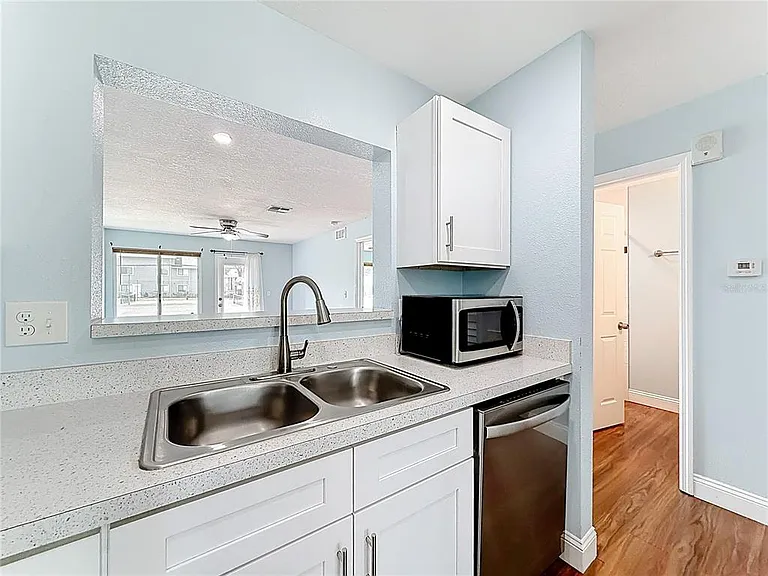 2260 Grenwich Ave #2260 — Photo 8