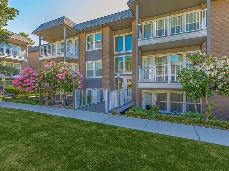 Corinthian Apartments — Photo 13