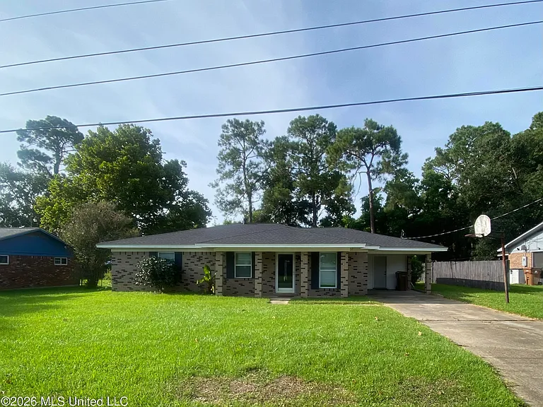 218 Alverado Dr — Photo 1