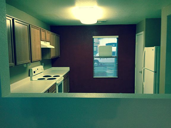 3rd image of 714 N 112th Dr