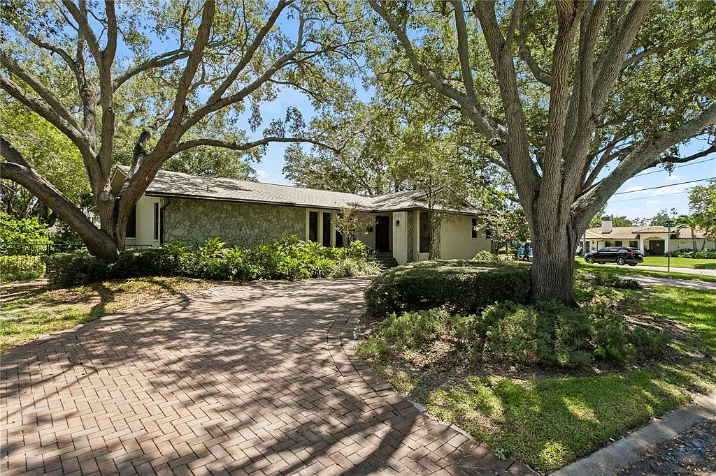 3 bed, 2.0 bath, 2550 sqft, $6,000 — Photo 2