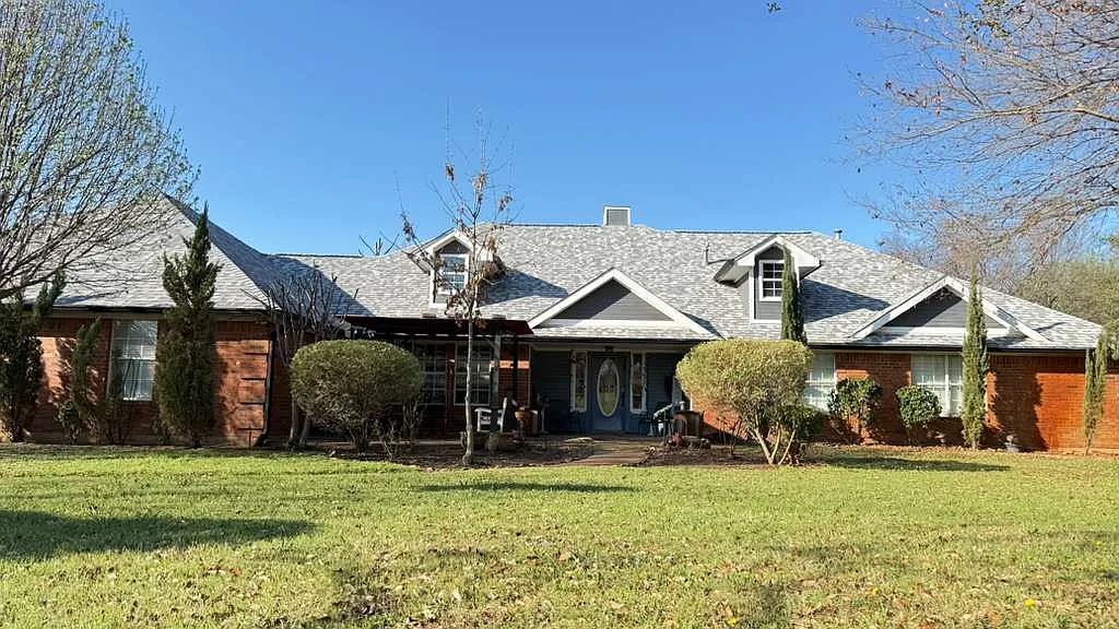 4 bed, 2.5 bath, 2850 sqft, $4,950 — Photo 1