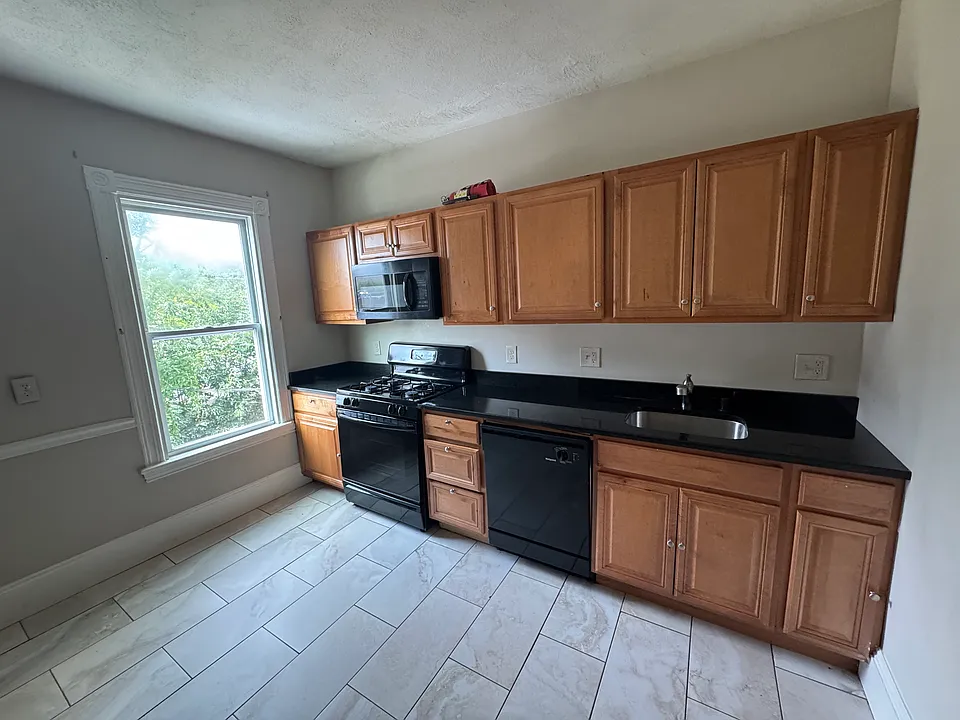 132 Chelsea St #2