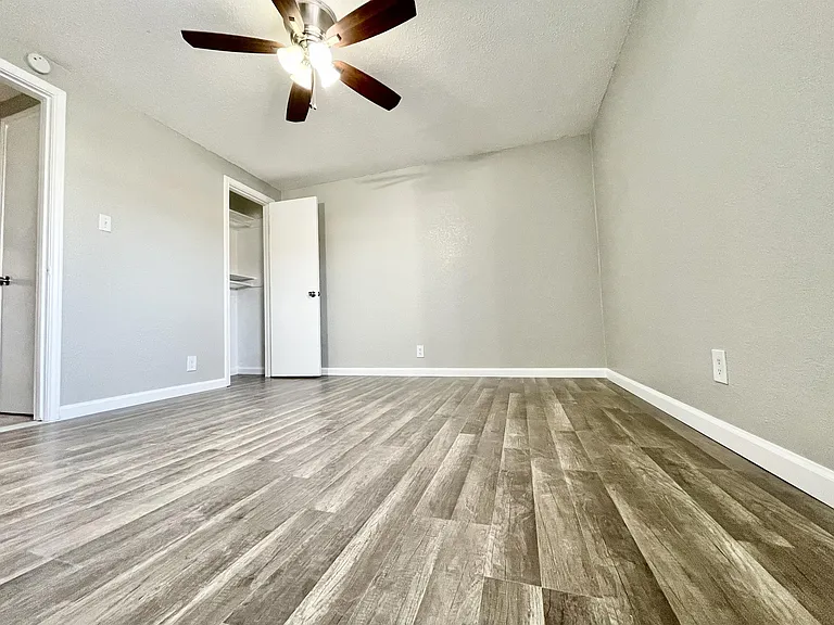410 E 6th St #5 — Photo 15