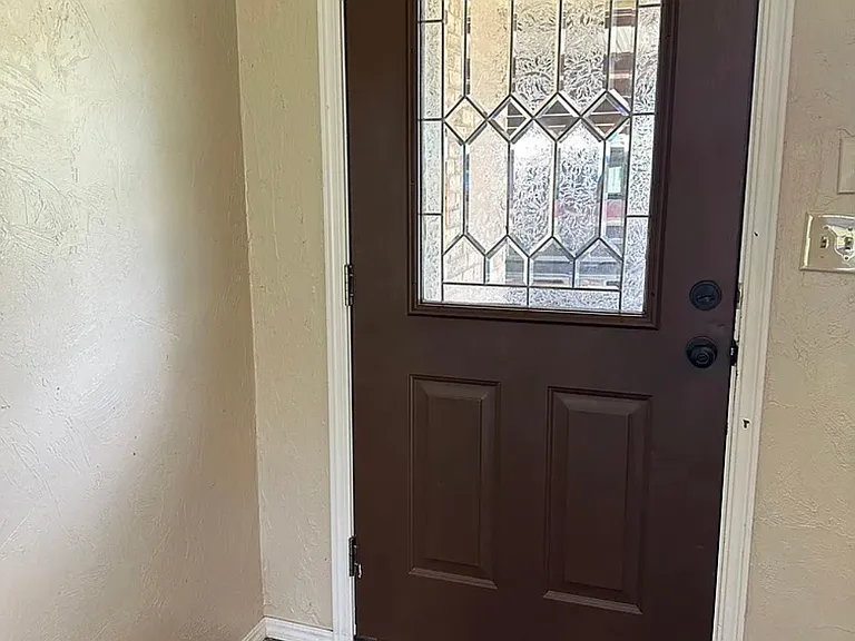 421 S Meadow Ln — Photo 2