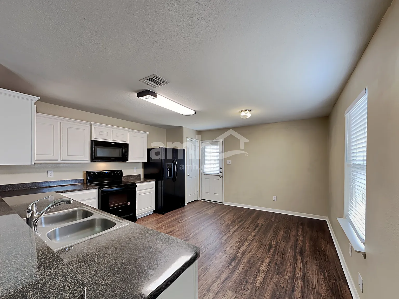 3 bed, 2.0 bath, 1429 sqft, $1,850 — Photo 3