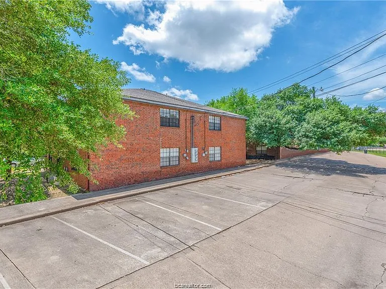 1806 Woodsman Dr #A — Photo 13