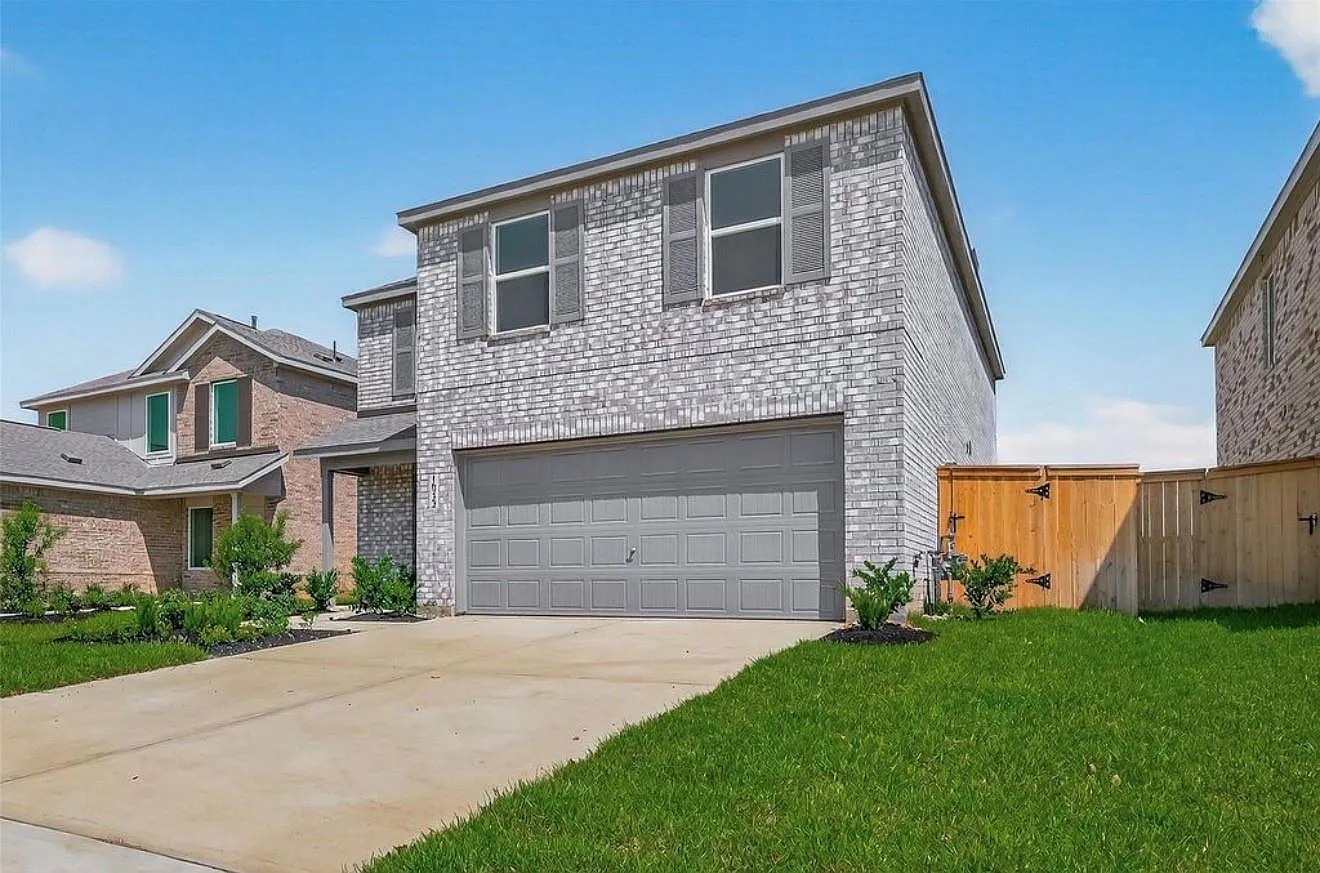 4 bed, 2.5 bath, 2280 sqft, $1,950 — Photo 2
