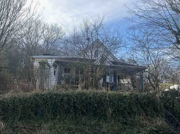 105 Douglas Ln, Harriman, TN 37748
