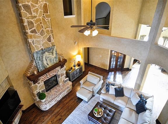 4th image of 1374 Deer Lake Dr