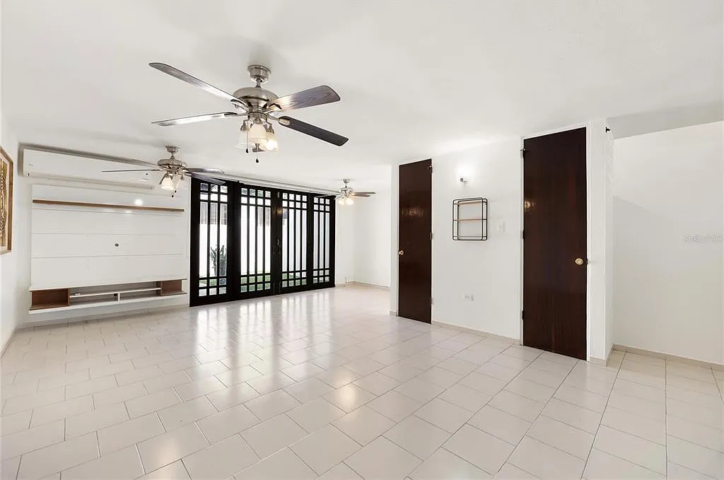 3 bed, 2.5 bath, 2300 sqft, $3,500 — Photo 3
