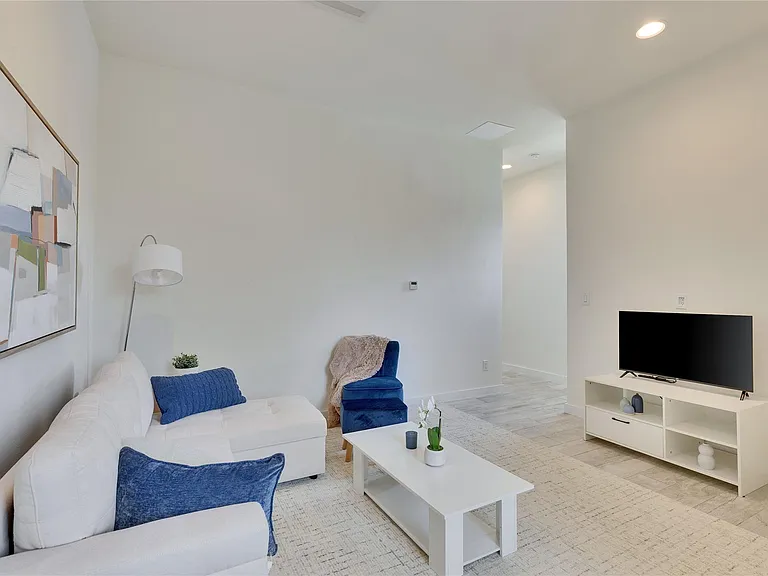 808 E Lydia St — Photo 40