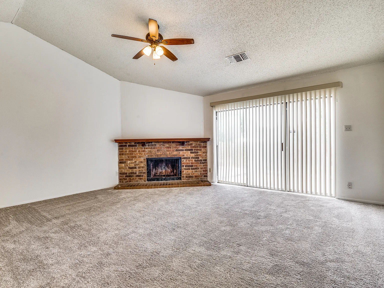 511 Nightshade, very nice 3 /2 home in Arlington — Photo 3