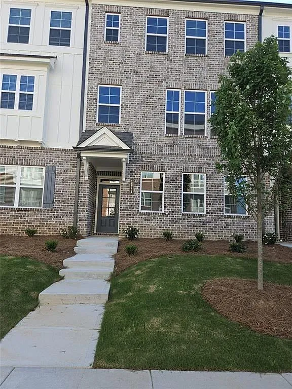 4 bed, 3.5 bath, 2703 sqft, $2,600 — Photo 1