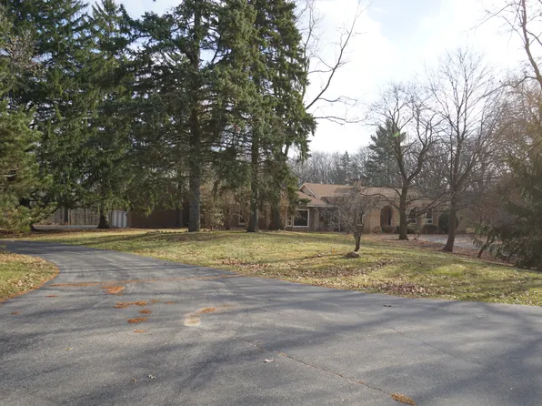 613 Three Oaks Rd, Cary, IL 60013