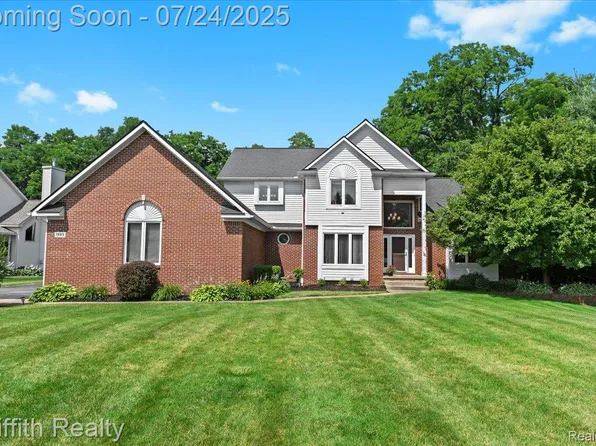 1805 Mist Wood Dr, Howell, MI 48843