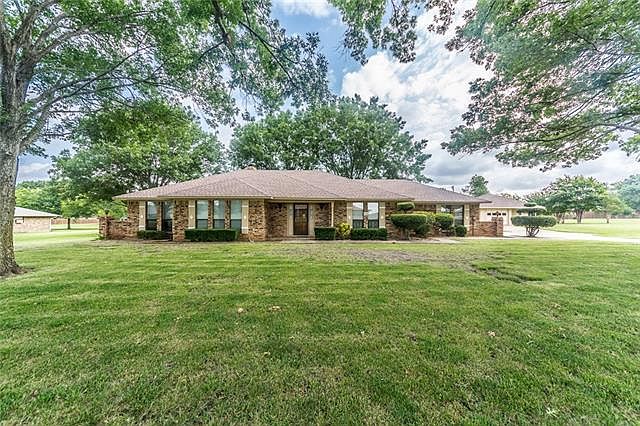 1st image of 131 White Oak Dr