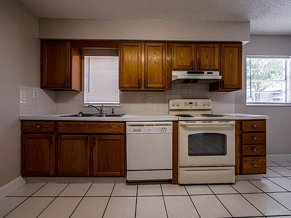 4th image of 215 E Glendale St