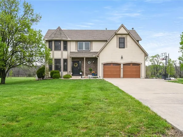 8590 Oak Country Ln, De Soto, KS 66018