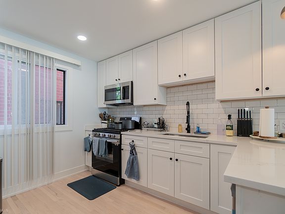 4th image of 924 W Wrightwood Ave #F