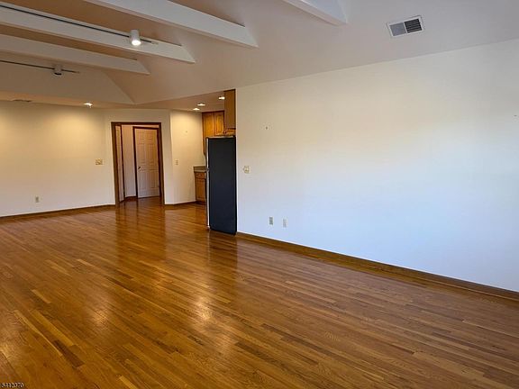 5th image of 35 Seminary Ave #3