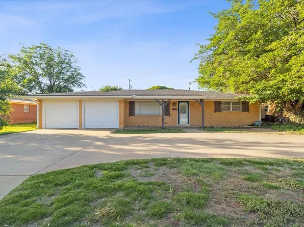209 Willowwood Ln, Levelland, TX 79336