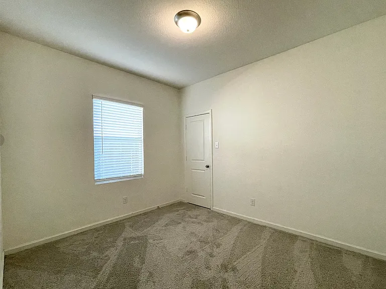 403 Covington Cv — Photo 12