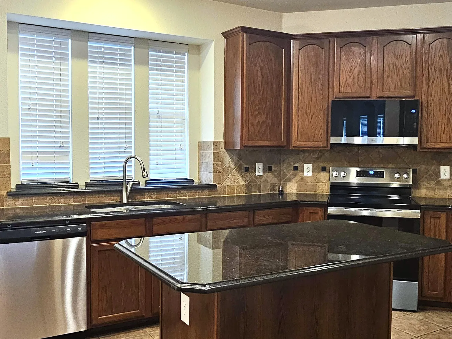4 bed, 2.5 bath, 3056 sqft, $2,695 — Photo 2