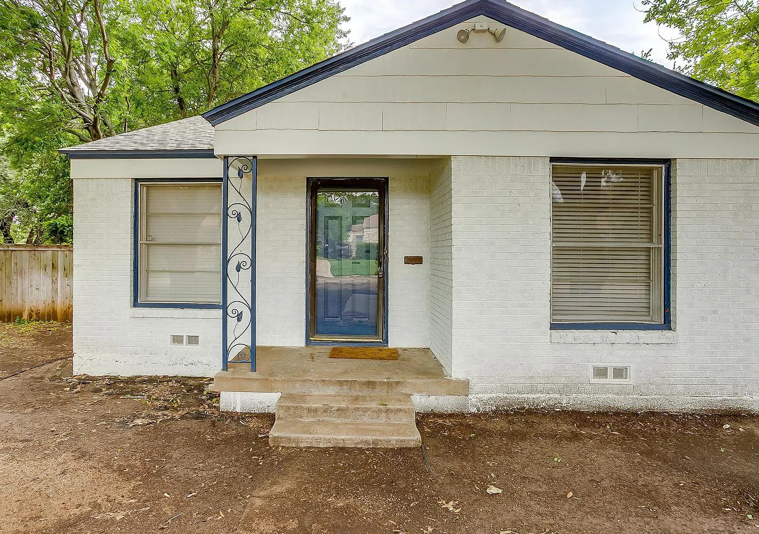 Fresh on the Market- 2 Bed, 1 Bath home in Westcliff, Minutes from TCU- 76109 — Photo 2