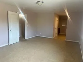 409 Hetherington Cir — Photo 6
