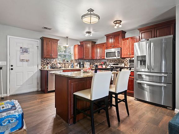 3rd image of 1300 Ragin St.