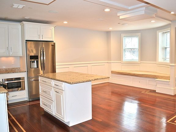 5th image of 752 E 4th St #1